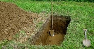 Кладбищенский баттл: в России прошли соревнования по скорости копания могилы