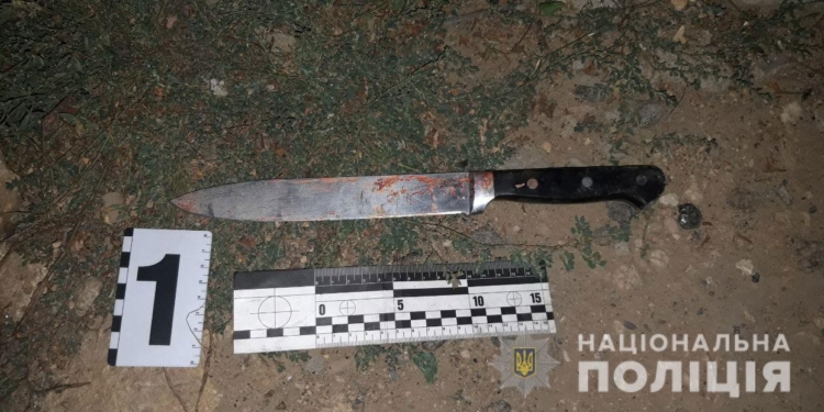 Поссорились у магазина: на Николаевщине пьяный мужчина пошел на односельчанина с ножом