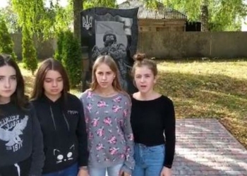 Школьницы на Черниговщине станцевали у памятника павшим на Донбассе воинам: полиция составила админпротоколы (ФОТО, ВИДЕО)
