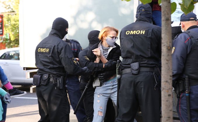 Протесты в Беларуси. ОМОН разогнал женский марш, сотни задержанных 1