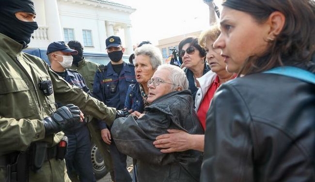 Силовики разогнали женскую акцию на площади Свободы в Минске (ВИДЕО)