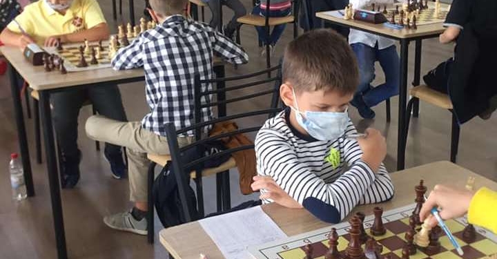 На Николаевщине определялись победители чемпионатов Украины по шахматам среди юношей и девушек до 8 и до 10 лет (ФОТО)