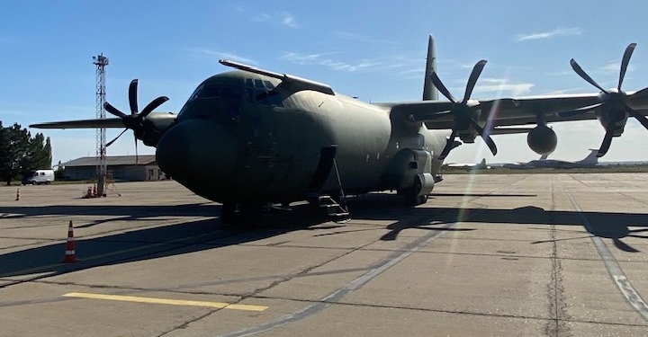 Николаевский аэропорт принял британский военно-транспортный самолет C-130 Hercules (ФОТО, ВИДЕО)