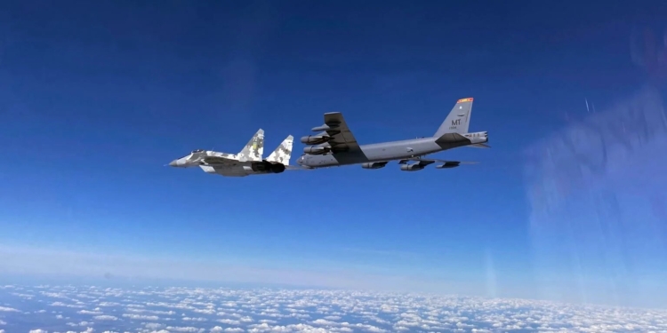 Американские бомбардировщики пролетели над Украиной: РФ поднимала свои истребители (ФОТО, ВИДЕО)