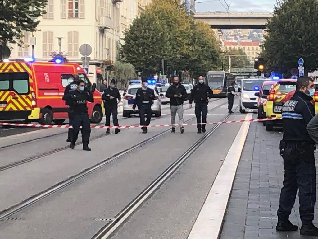 Террорист напал с ножом на людей у базилики Нотр-Дам в Ницце. Три человека погибли 1