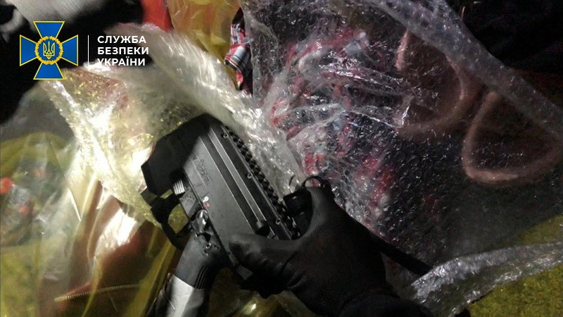 Гражданин РФ пытался ввезти в Украину пистолеты-пулеметы "Скорпион", - СБУ (ФОТО) 1