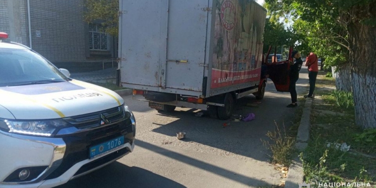 В Очакове грузовик, сдавая назад, насмерть задавил женщину (ФОТО)