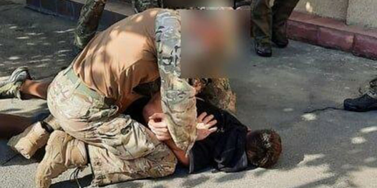 На территорию воинской части в Одессе пытался проникнуть мужчина – под кайфом и вооруженный кухонными ножами (ВИДЕО)