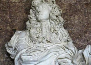 Решил, что он король: во французский Версаль, разбив окно, влез мужчина в простыне