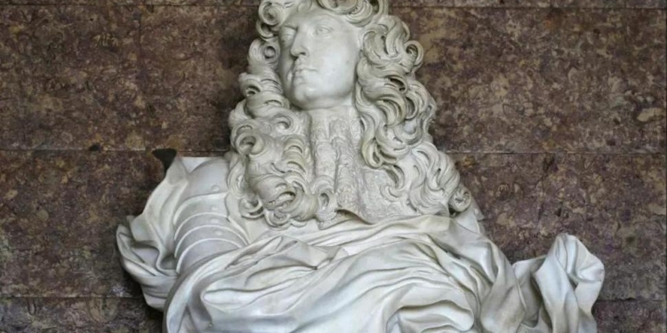 Решил, что он король: во французский Версаль, разбив окно, влез мужчина в простыне