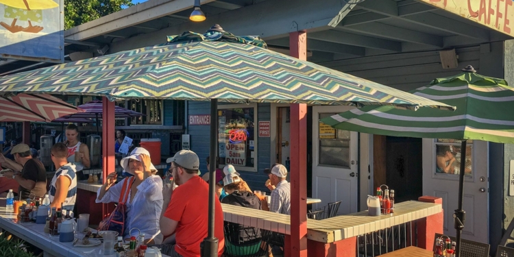 Власти американского штата Гавайи раздадут безработным по 500 долларов для походов в рестораны