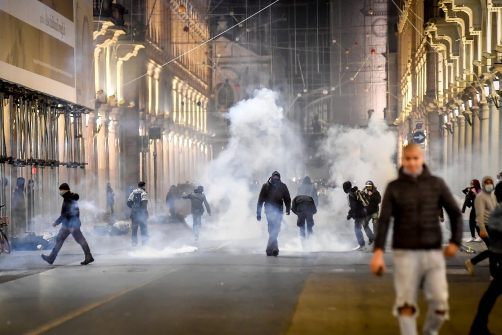 В Неаполе на антикарантинный протест вышла… мафия 1