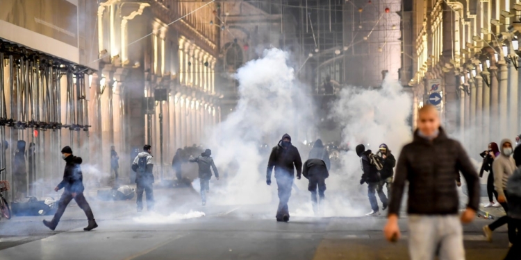 В Неаполе на антикарантинный протест вышла… мафия