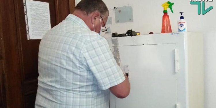 В Николаевском горизбиркоме со второй попытки вскрыли сейф (ВИДЕО)