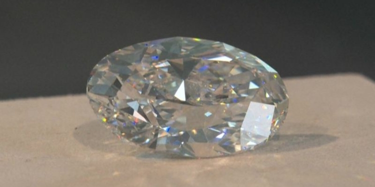 Явно продешевили: безупречный 102-каратный бриллиант продали на онлайн-аукционе за $15,7 млн.