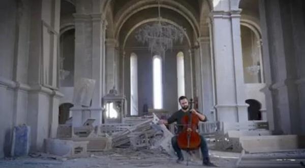 Бельгийский музыкант дал концерт в разрушенном соборе в Карабахе (ВИДЕО)