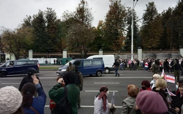 Белорусские силовики разгоняли участников марша пенсионеров слезоточивым газом и стрельбой (ВИДЕО)