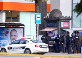 Все захваченные в грузинском банке заложники освобождены. Нападавшего ищут