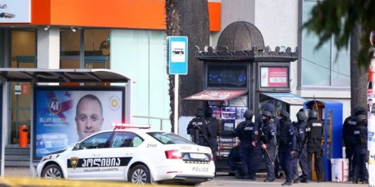 Все захваченные в грузинском банке заложники освобождены. Нападавшего ищут