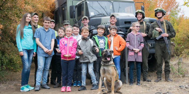 Овчарка Амур, «солнечные дети» и николаевские нацгвардейцы снялись в социальном фотопроекте «Храбрые сердца» (ФОТО)