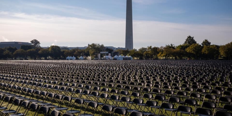 Напротив Белого дома установили 20 тысяч пустых стульев в память об умерших от COVID-19 (ФОТО, ВИДЕО)