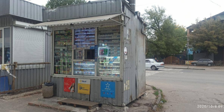 Иногда они возвращаются. На площади Победы и перед рынком «Клаксон» снова демонтировали незаконные киоски (ФОТО)