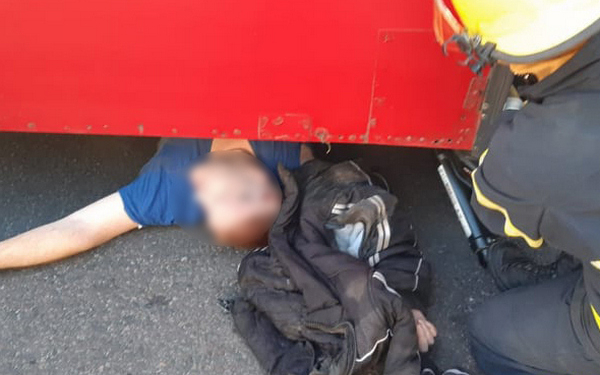 В Николаеве спасатели достали из-под троллейбуса сбитого пешехода (ФОТО)