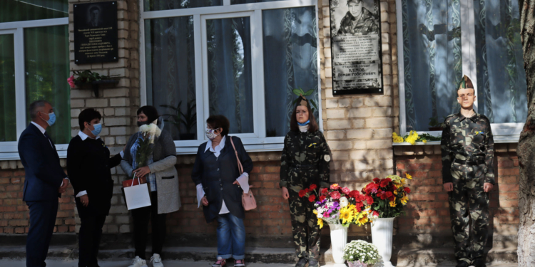 На николаевской школе №14 открыли мемориальную доску погибшему на Донбассе защитнику Роману Климову (ФОТО)