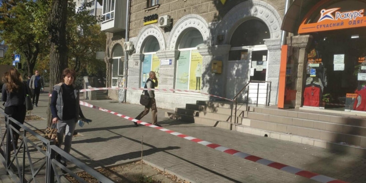 Куски по 20 кг. В Николаеве частично обвалился балкон в центре города (ФОТО)