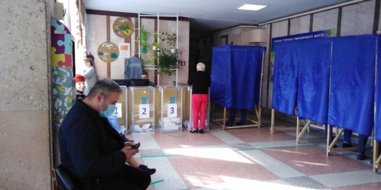 В Николаеве идет голосование (ФОТО)