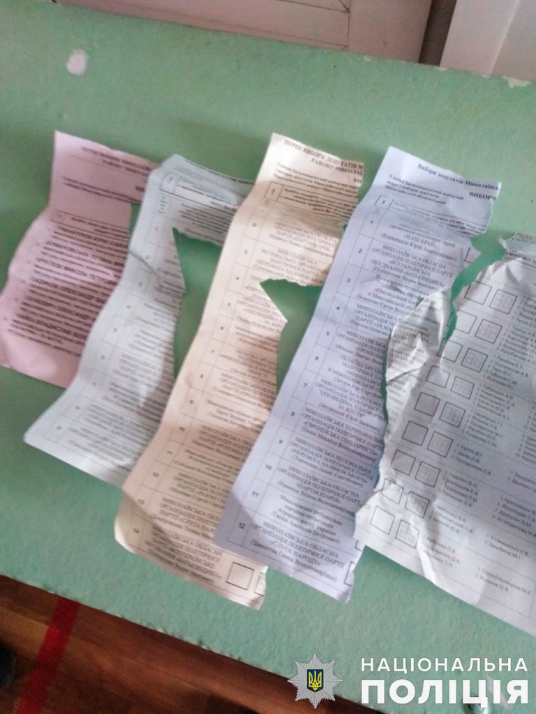 Выборы в Николаеве. Избиратель порвал бюллетени - потому что не влазили (ФОТО) 1