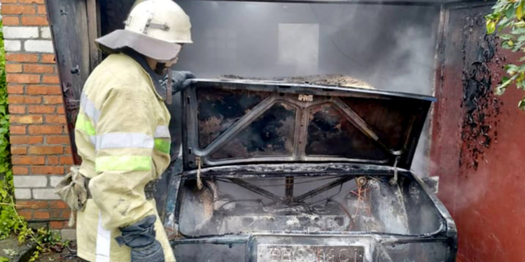 На Николаевщине в гараже горели «Жигули»