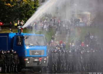 В Минске протестующие вывели из строя два водомета (ВИДЕО)