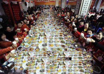 Девушка привела на свидание в ресторан 23 родственника