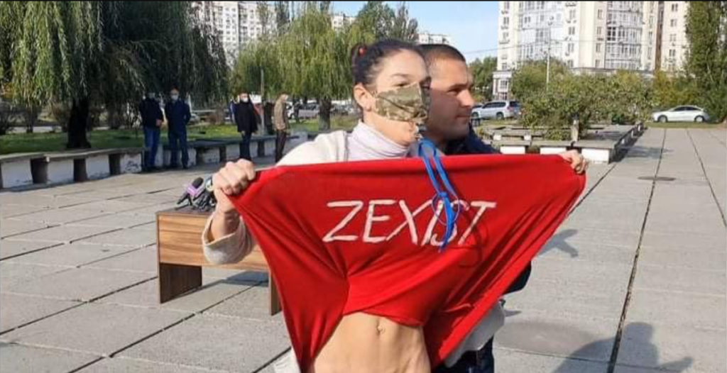 Активистка Femen без нижнего белья встретила Зеленского на избирательном участке (ВИДЕО) 1