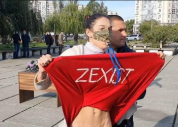 Активистка Femen без нижнего белья встретила Зеленского на избирательном участке (ВИДЕО)
