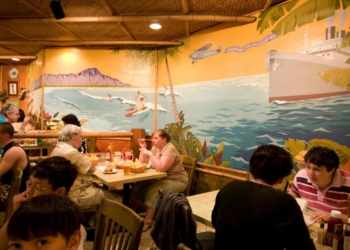 Чтобы во время пандемии безработным не было скучно, на Гавайях им выделят по $500 на походы в рестораны