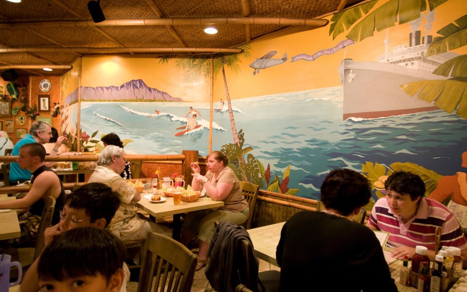 Чтобы во время пандемии безработным не было скучно, на Гавайях им выделят по $500 на походы в рестораны 1