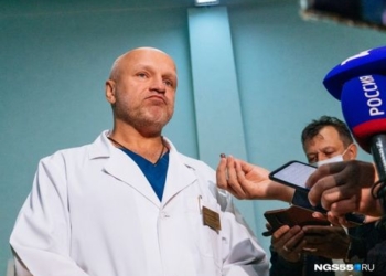 Врач из Омска, лечивший Навального, уволился из больницы