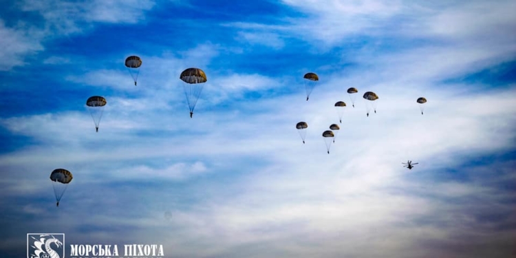 Николаевские морпехи отработали на Донетчине десантирование парашютным способом (ФОТО)