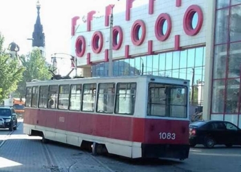 В Николаеве у City-Center сошел с рельсов трамвай – в «Николаевэлектротрансе» винят укладчиков плитки (ФОТО)