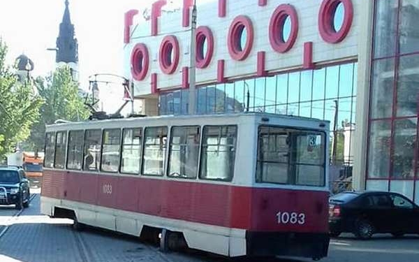 В Николаеве у City-Center сошел с рельсов трамвай – в «Николаевэлектротрансе» винят укладчиков плитки (ФОТО)