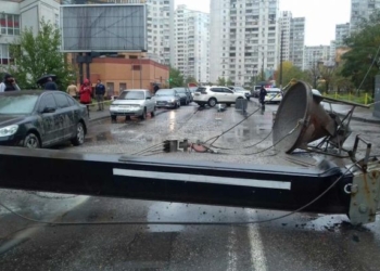 В Киеве строительный кран упал на дорогу и повредил автомобиль