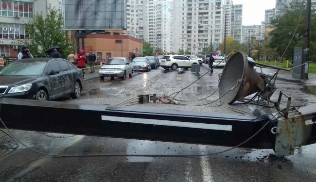 В Киеве строительный кран упал на дорогу и повредил автомобиль