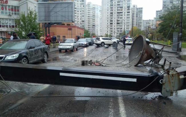 В Киеве строительный кран упал на дорогу и повредил автомобиль 1