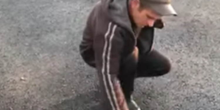 На отремонтированной трассе Баштанка-Березнеговатое асфальт крошится под руками (ВИДЕО)