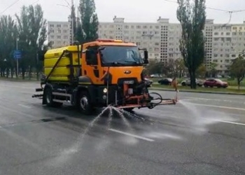В Киеве дороги моют шампунями
