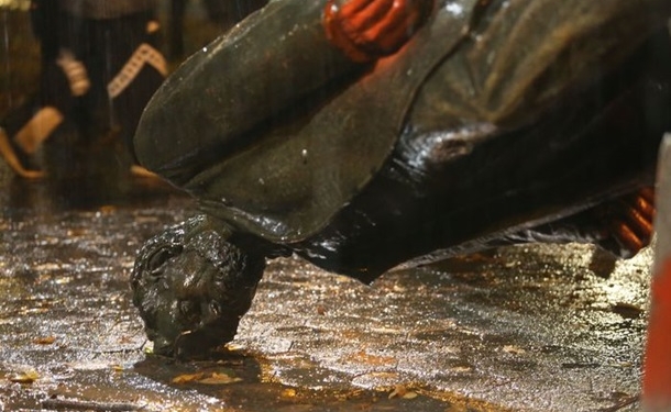 В Портленде снесли памятники Линкольну и Рузвельту