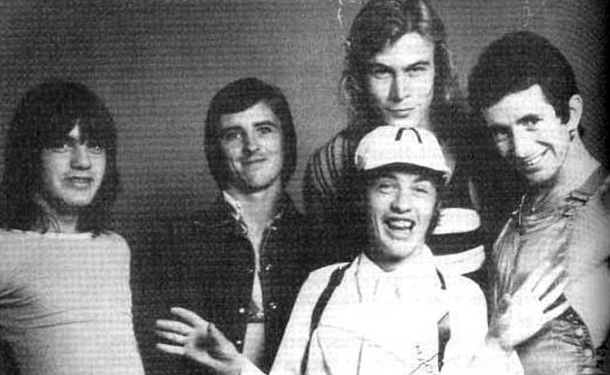 Умер бывший бас-гитарист культовой группы AC/DC