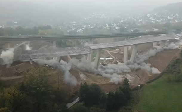 В Германии зрелищно взорвали старый мост (ВИДЕО)